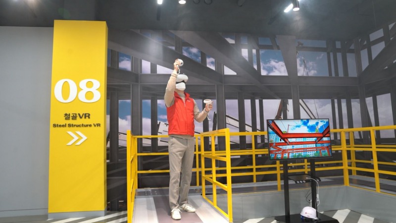‘세이프티 온(Safety On)’ 안전체험관에서 롯데건설 직원이 철골VR 체험을 진행 중이다. / 사진제공=롯데건설