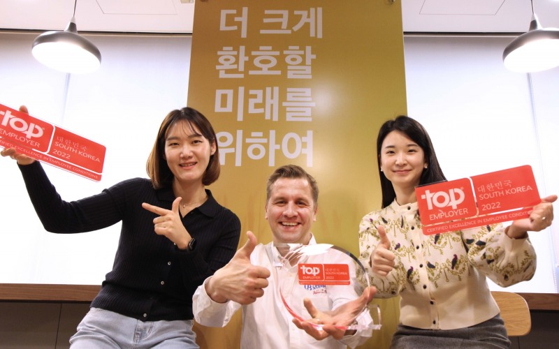 오비맥주 배하준 대표(가운데)가 ‘최고 고용주 협회’가 수여하는‘2022 최우수 고용기업’ 상을 받고 직원들과 함께 기념사진을 찍고 있다./ 사진제공 = 오비맥주