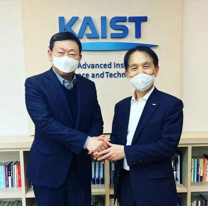 신동빈 롯데그룹 회장(왼쪽)과 이광형 KAIST 총장이 만나 기념사진을 촬영하고 있다./ 사진제공 = 배상민 롯데 디자인경영센터장 인스타그램