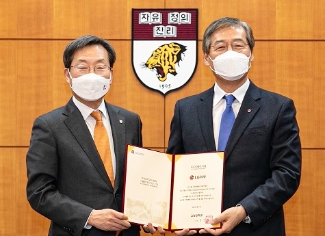 정진택 고려대학교 총장(왼쪽)과 신학철 LG화학 부회장. 제공=LG화학.