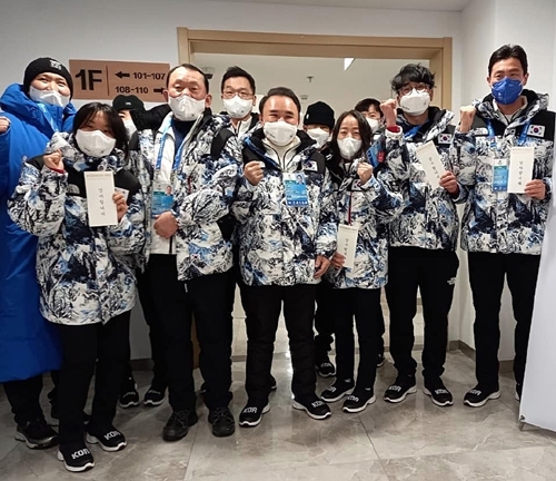 ▲ 지난 13일 윤홍근 회장(오른쪽에서 네 번째)이 장자커우 선수촌을 방문해 우리나라 국가대표 선수단을 격려했다. 사진제공 = 윤홍근 BBQ회장 인스타그램 갈무리