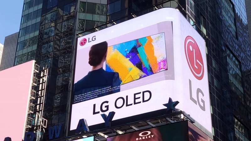 미국 타임스스퀘어 전광판에서 상영되는 LG 올레드 TV 광고. 사진=LG전자