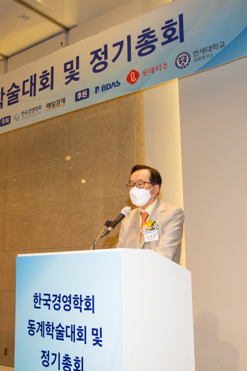 김재철 동원그룹 명예회장이 22일 열린 '대한민국 기업가 명예의 전당' 헌액식에서 답례사를 하고 있다./사진제공=동원그룹