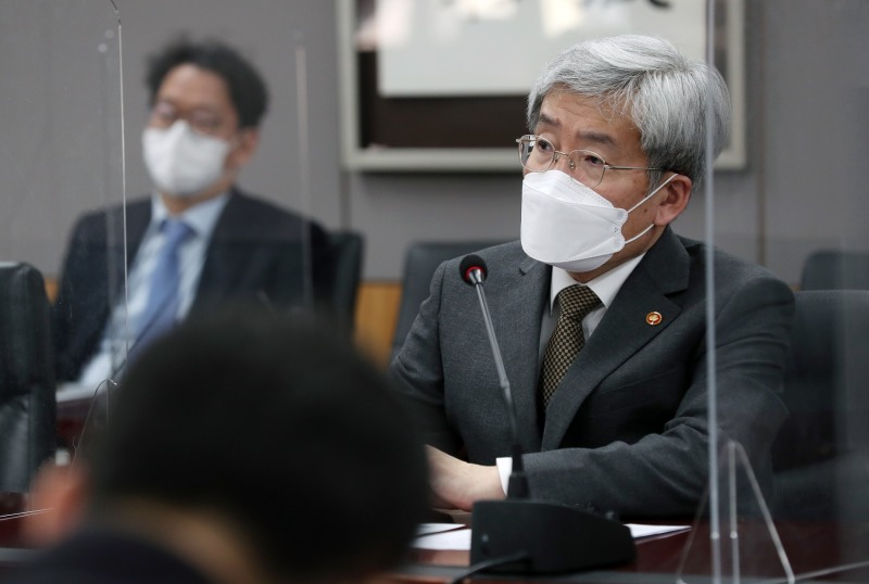 고승범 금융위원장은 22일 서울 종로구 정부서울청사에서 우크라이나 사태로 변동성이 확대되고 있는 금융시장 상황과 관련해 금융위 간부들과 함께 시장 동향 및 리스크 요인을 점검했다./사진=금융위원회