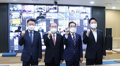 ▲ 왼쪽부터 농협중앙회 이용노 IT 전략본부장, 유찬형 부회장 농협 이성희 회장, 지우호 디지털혁신실장.