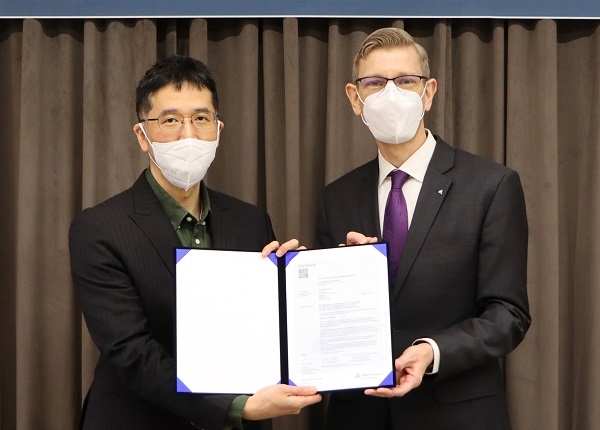 스트라드비젼 김준환 대표(왼쪽)와 TUV 라인란드 코리아 프랭크 주트너 대표. 제공=스트라드비젼.