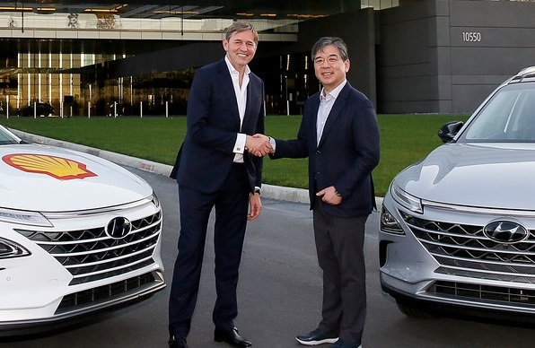 쉘의 하이버트 비제베노 다운스트림 사업총괄대표(왼쪽)과 장재훈 현대차 사장이 상호협력 MOU를 맺고 기념촬영을 하고 있다. 제공=현대차.