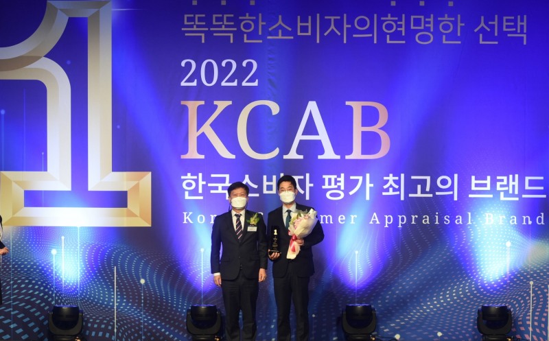 김도형 상상인증권 디지털전략실장(오른쪽)이 시상식에 참석해 전중옥 심사위원장(왼쪽)과 기념 사진 촬영을 하고 있다. / 사진제공=상상인금융그룹