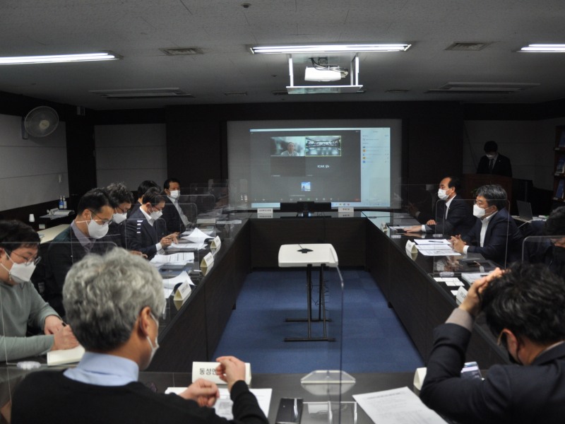 국토교통부와 해외건설협회는 지난 23일 협회 대회의실에서 '민관합동 긴급 상황반 회의'를 온오프라인으로 병행해 개최했다. / 사진제공=해외건설협회