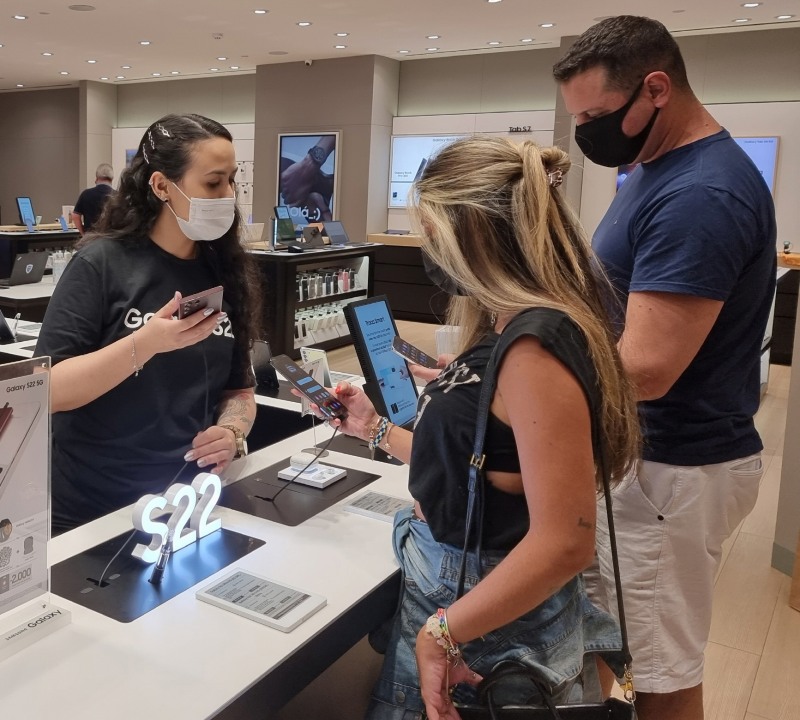 브라질 상파울루 모룸비백화점 내 삼성 매장에서 '갤럭시 S22' 시리즈를 체험하고 있는 모습. 사진=삼성전자
