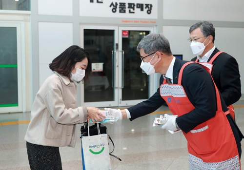 ▲ 윤상운 NH농협카드 사장이 지난해 농협중앙회 대전지역본부장을 역임하면서 ‘가래떡 데이’ 홍보행사를 펼쳤다.