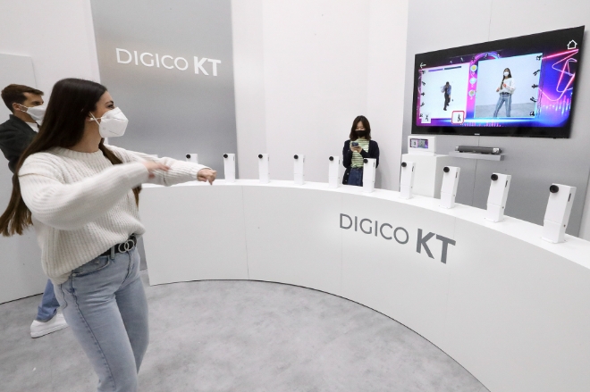 KT(대표이사 구현모)는 스페인 바르셀로나에서 진행 중인 MWC 2022에서 인공지능(AI)을 통해 K팝 춤을 즐기고 동작을 배울 수 있는 ‘KT 리얼 댄스’ 서비스를 28일 공개했다. 사진=KT.