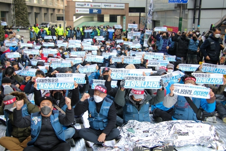 택배노조는 오는 26일부터 부분 파업에 돌입한다고 밝혔다. 이번 파업은 약 1년 만이다. 사진은 지난해 CJ대한통운 택배노조 파업 당시/사진제공=한국금융신문 DB