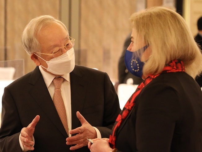 손경식 경총 회장(왼쪽)과 마리아 카스티요 페르난데즈 주한유럽연합 대사. 제공=경총.