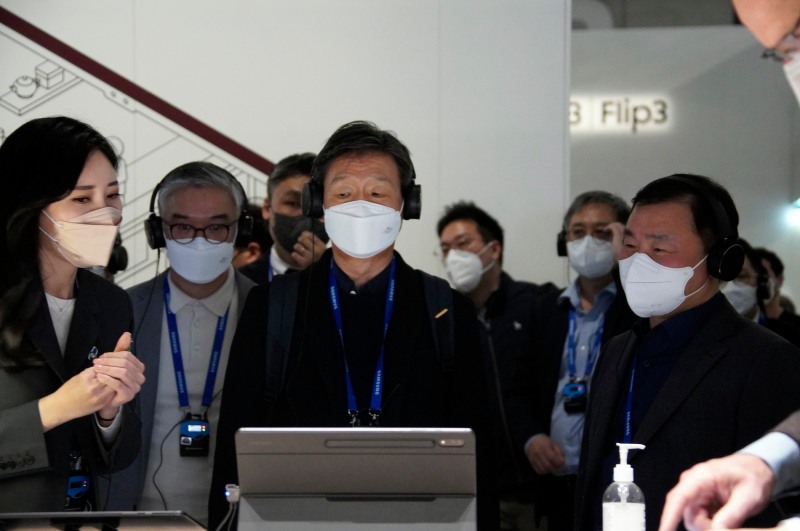 황현식 LG유플러스 대표(왼쪽 세번째)가 노태문 삼성전자 무선사업부장(오른쪽)으로부터 갤럭시탭S8을 소개받고 있다. 사진=LG유플러스