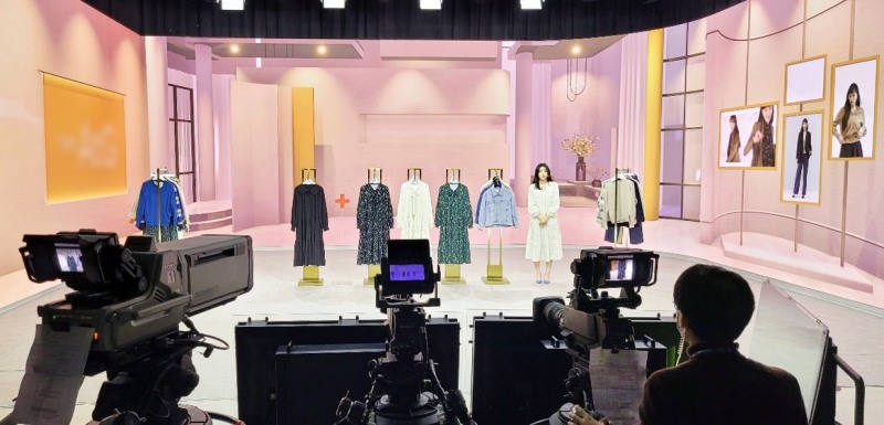 서울 서초구 소재 CJ온스타일 스튜디오의 배경에 LG LED 사이니지가 설치돼 있는 모습. 사진=LG전자