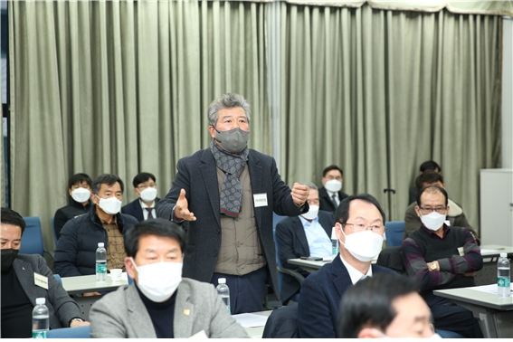 지난달 25일 진행된 긴급 상생 간담회에서 철·콘 하수급인이 애로사항 호소하고 있다. / 사진제공=대한전문건설협회