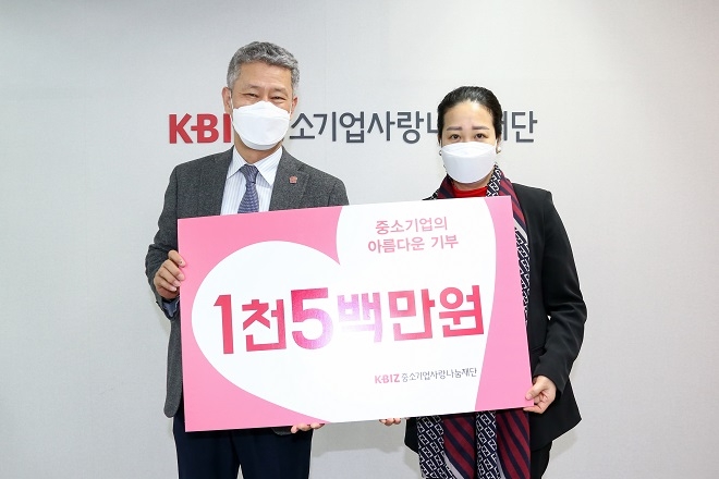 이재원 중소기업사랑나눔재단 사무총장(왼쪽)과 김선아 아마로스 대표이사. 제공=중기사랑나눔재단.