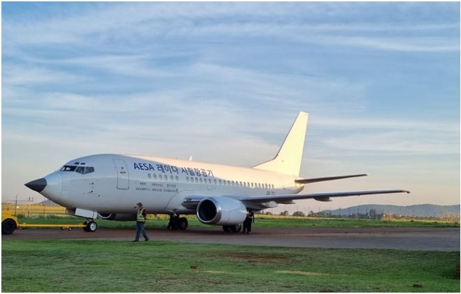 한화시스템(대표이사 어성철)은 한국형 전투기(KF-21)의 핵심 장비인 능동형위상배열레이다(AESA레이다)를 탑재한 시험항공기(FTB)가 국내 비행시험을 위해 오는 주말 인천국제공항에 도착 예정이라고 4일 밝혔다. 사진=한화시스템.