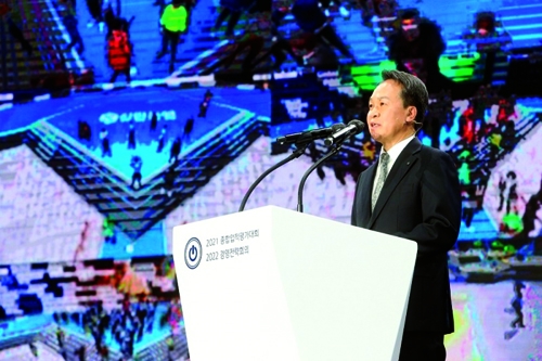 ▲ 진옥동 신한은행장이 지난 1월 전국 영업점 대상 생중계 방식으로 열린 ‘2021년 종합업적평가대회’에서 대회사를 하고 있다. 사진 = 신한은행