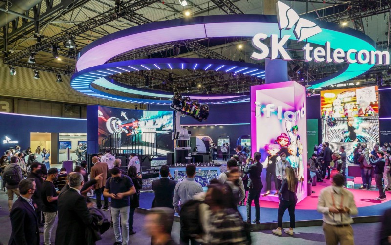 4D메타버스 체험을 바라보는 관람객들과 SKT 전시관. 사진=SK텔레콤