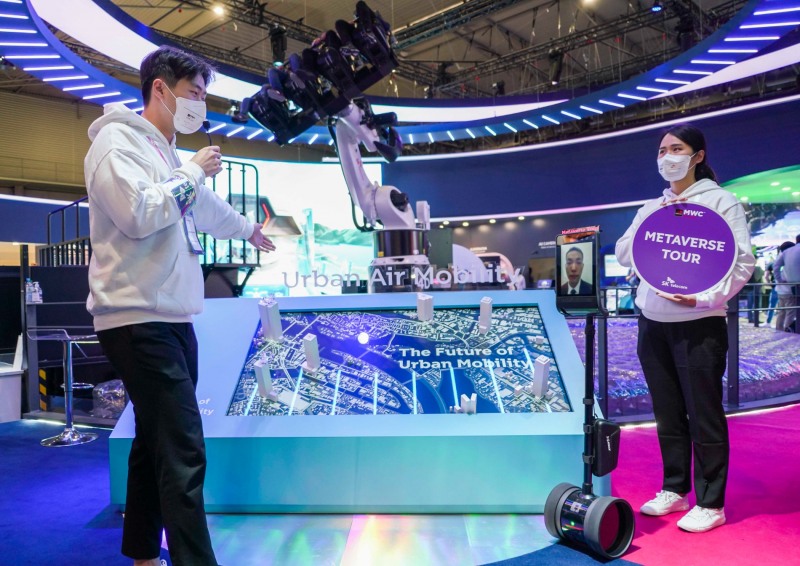 한국에서 원격 로봇에 접속해 SKT 메타버스 투어를 즐기는 모습. 사진=SK텔레콤