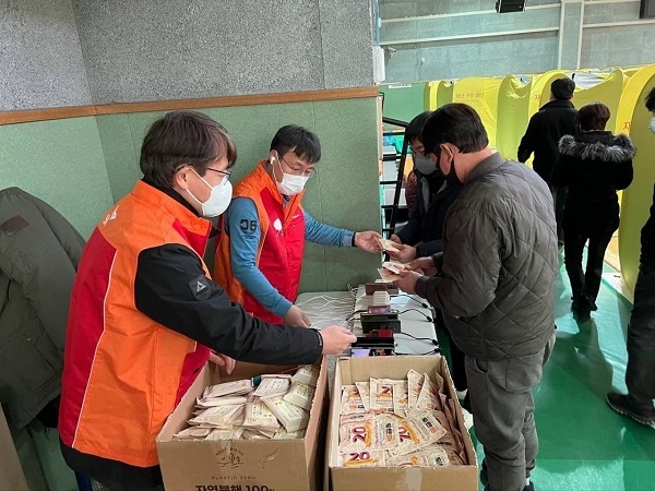 SK텔레콤 직원들이 지난 5일 경북 울진 국민체육센터에 설치된 대피소에서 주민들에게 핫팩 등 생필품을 지원하고 있다. 제공=SK.