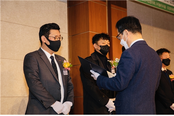 지난 2일 개최된 ‘제19회 조경의 날’ 기념식에서 김지현 태영건설 선임(사진 왼쪽)이 국토교통부 장관상을, 서상일 조경파트장이 자랑스러운 조경인상을 수상했다. / 사진제공=태영건설