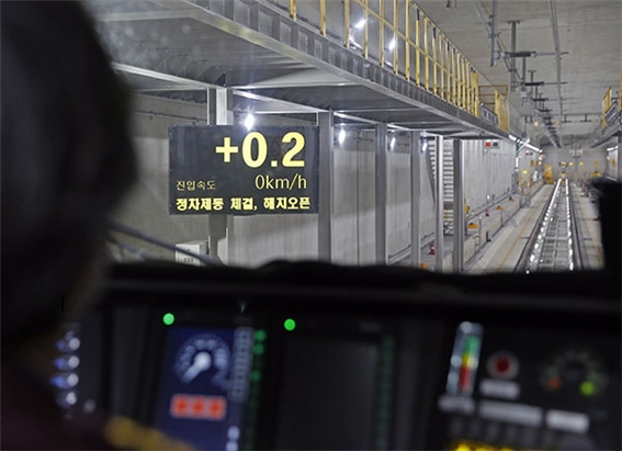 SRT 기장이 열차 정위치 정차 안내 시스템에 따라 열차를 정차하고 있다. / 사진제공=SR
