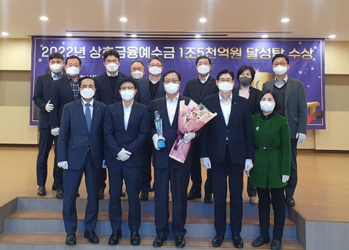 ▲ 인천농협지역본부 본부장 이강영(앞줄 왼쪽에서 두 번째), 부평농협 조합장 이상원(앞줄 왼쪽에서 세 번째).