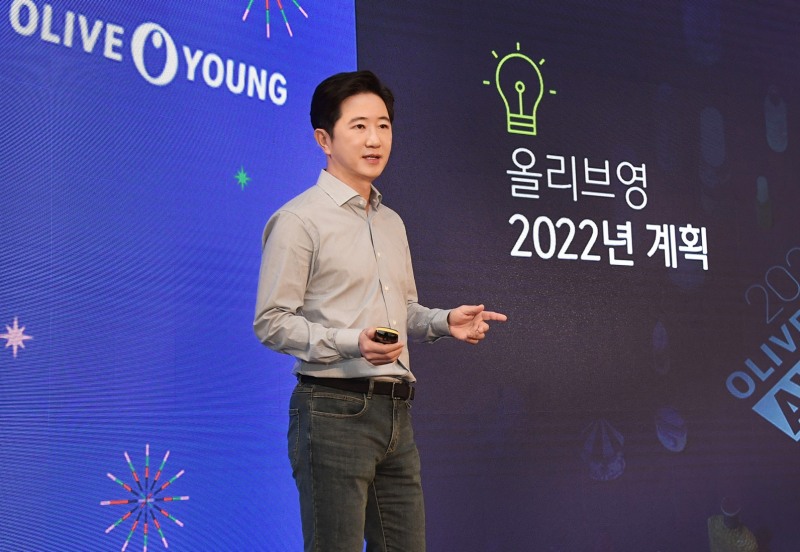 지난해 12월 열린 미디어 데이에서 구창근 CJ올리브영 대표가 2022년 계획을 설명하고 있다./사진제공=한국금융신문 DB
