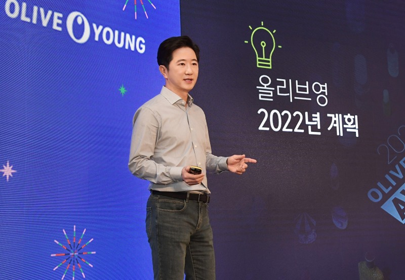 지난해 12월 열린 미디어 데이에서 구창근 CJ올리브영 대표가 2022년 계획을 설명하고 있다. 당시 구 대표는 상장 계획을 밝혔으나, 올 들어 안 좋아진 증시 상황 때문에 상장 계획을 철회했다./사진=본사 DB