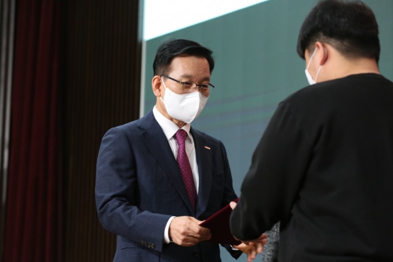 김상열 호반장학재단 이사장(왼쪽)이 ‘2022 호반장학금 전달식’에서 학생에게 장학증서를 수여하고 있다. / 사진제공=호반