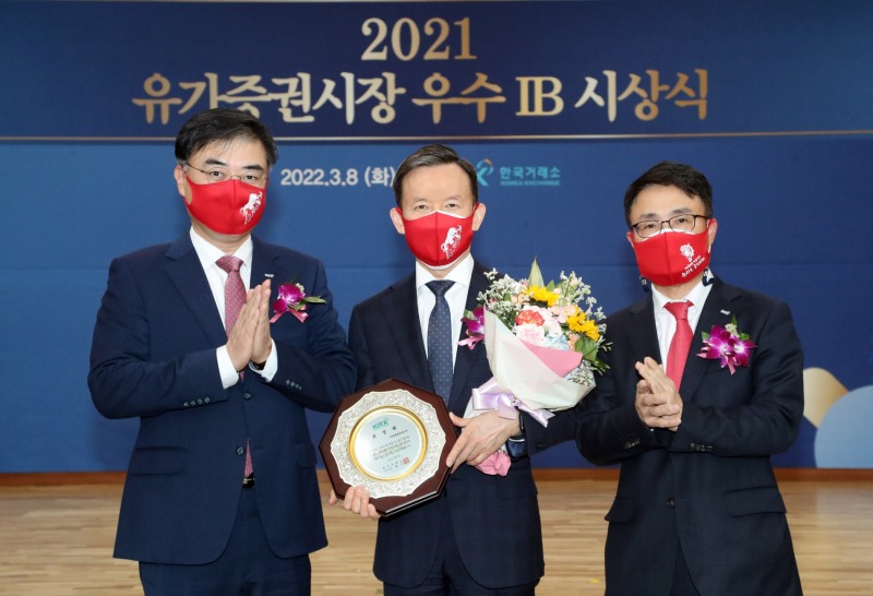 한국거래소는 8일 오후 서울사옥에서 2021년 유가증권시장 우수 IB로 미래에셋증권를 선정해 시상했다. 왼쪽부터 손병두 한국거래소 이사장, 최현만 미래에셋증권 회장, 임재준 한국거래소 유가증권시장본부장이 기념 촬영을 하고 있다. / 사진제공= 한국거래소(2022.03.08)