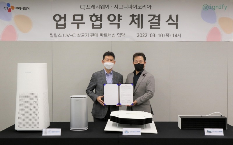 지난 10일, 서울시 마포구 상암동에 위치한 CJ프레시웨이 상암 사옥에서 정성필 대표이사(왼쪽)와 강용남 시그니파이코리아 대표이사(오른쪽)가 업무협약 체결 후 기념촬영을 하고 있다./사진제공=CJ프레시웨이