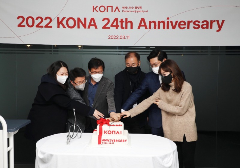 조정일 코나아이 대표이사(왼쪽 네 번째)와 임원들이 창립 24주년 기념식에서 기념케이크를 자르고 있다. /사진제공=코나아이