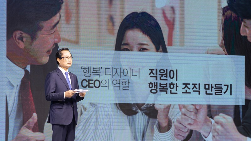 권남주 캠코 사장이 15일 부산국제금융센터(BIFC) 본사 3층 캠코마루에서 개최된 ‘CEO 온라인 토크콘서트’에서 3대 경영철학을 발표하고 있다. /사진제공=캠코