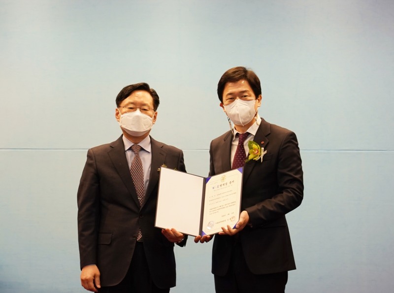 16일 서울 강남구 서울본부세관에서 열린 WE면세점 인증 수여식에서 이갑 롯데면세점 대표이사(오른쪽)와 성태곤 서울본부세관장(왼쪽)이 함께 기념촬영을 하고 있다./ 사진제공 = 롯데면세점