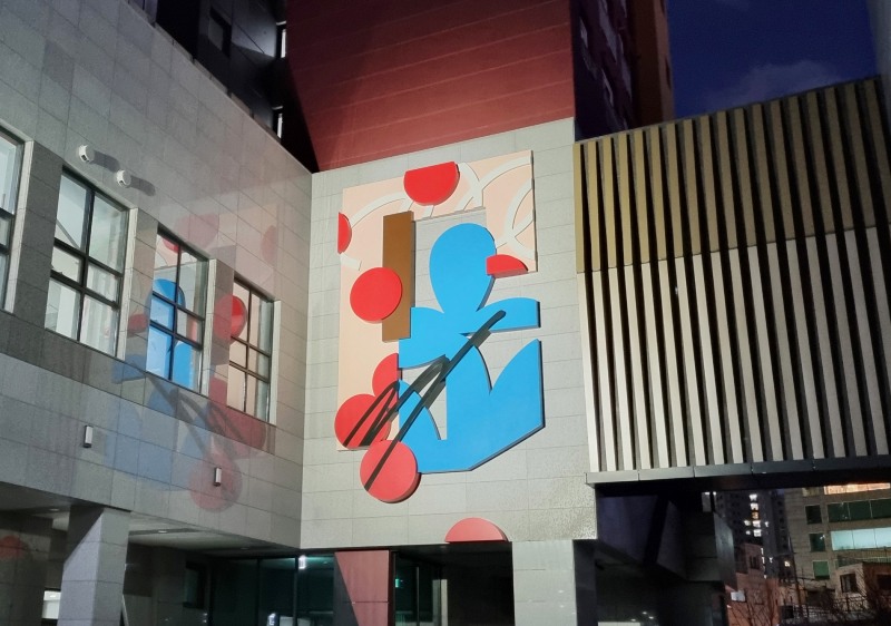 롯데건설이 ‘용산 원효 루미니’에 아티스트 275c의 작품을 설치했다. / 사진제공=롯데건설