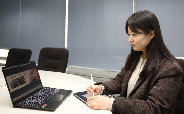 ABL생명 직원이 ‘디지털 트랜스포메이션과 금융 패러다임의 변화’를 주제로 하는 임직원 대상 온라인 모닝렉처를 듣고 있다./사진 제공= ABL생명