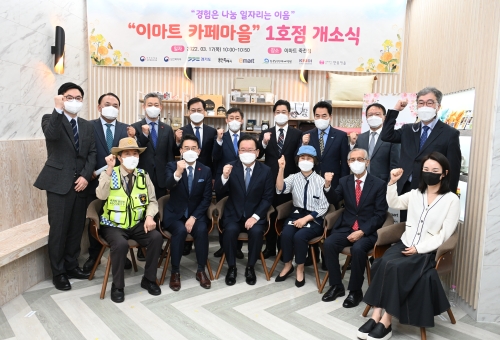 김부겸 국무총리(아랫줄 왼편에서 세번째)가 17일 경기도 용인 이마트 죽전점에서 열린 이마트 카페마을 1호점 개소식에 참석했다./ 사진제공 = 국무총리실