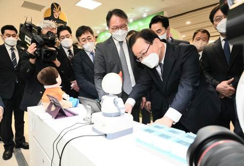 김부겸 국무총리(아랫줄 왼편에서 세번째)가 17일 경기도 용인 이마트 죽전점에서 열린 이마트 카페마을 1호점 개소식에 참석했다./ 사진제공 = 국무총리실