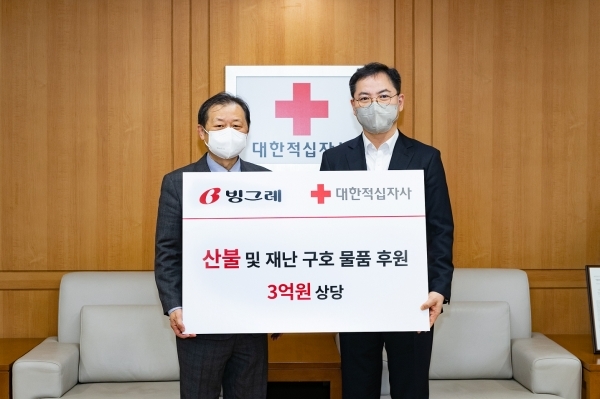 김기현 빙그레 상무(오른쪽)와 신희영 대한적십자사 회장이 물품 후원 협약식을 갖고 기념사진을 촬영하고 있다./ 사진제공 = 빙그레