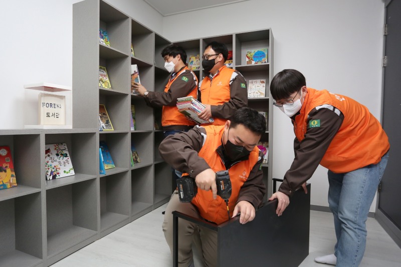 한화건설 임직원들이 포레나 도서관 101호점 조성 봉사활동을 하고 있다. / 사진제공=한화건설