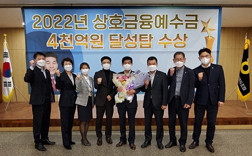 ▲ 강화남부농협 조합장 고석현(오른쪽에서 네 번째), 인천농협지역본부 본부장 이강영(오른쪽에서 다섯번째).