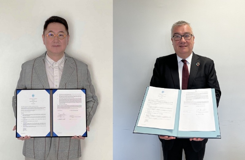 (좌측부터) 이석우 두나무 대표와 팀 헌터 유엔세계식량계획 민간협력 및 펀드레이징 국장이 21일 우크라이나 주민 식량 지원을 위한 기부금 기탁식을 진행했다. / 사진제공= 두나무(2022.03.22)