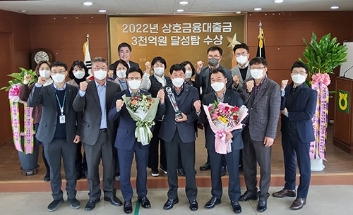 ▲ 인천농협지역본부 본부장 이강영(앞줄 왼쪽에서 세 번째), 서강화농협 조합장 황의환(앞줄 왼쪽에서 네 번째)