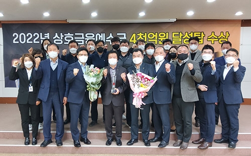 ▲ 인천농협지역본부 본부장 이강영(앞줄 왼쪽에서 세 번째), 인천강화옹진축협 조합장 송정수(앞줄 왼쪽에서 네 번째)