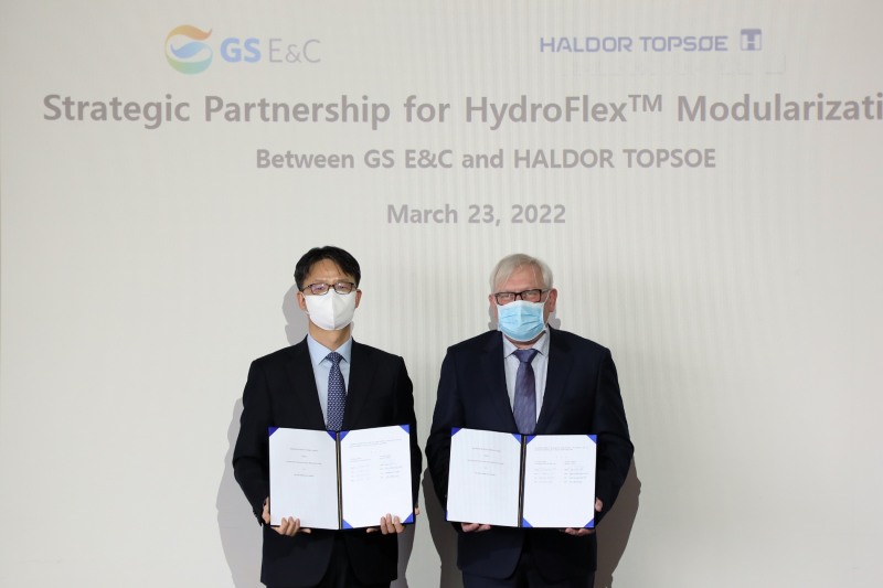 GS건설 플랜트부문대표(왼쪽)과 소렌 셀데 에너볼슨 (Soeren Selde Enevoldsen) 할도톱소 재생에너지 영업대표(오른쪽)가 기념촬영을 하고 있다. / 사진제공=GS건설