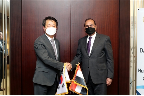 백정완 대우건설 사장(왼쪽)이 지난 22일 오후 서울 하얏트호텔에서 나세르 후세인 알-시블리 이라크 교통부장관를 만나 기념사진을 촬영하고 있다. / 사진제공=대우건설